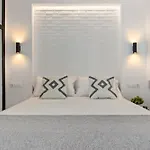 Black And White - Boutique With Sea Views Apartment