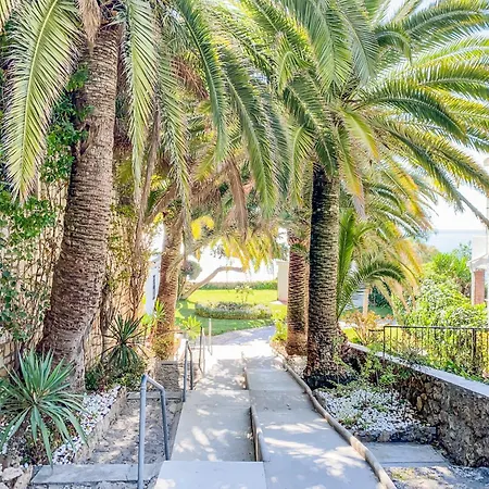 Black And White - Boutique With Sea Views Апартаменти *