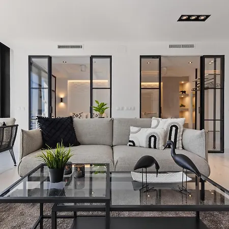 Black And White - Boutique With Sea Views Торремолінос