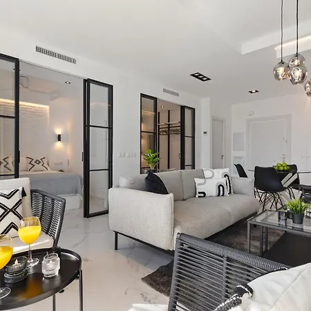 Апартаменти Black And White - Boutique With Sea Views