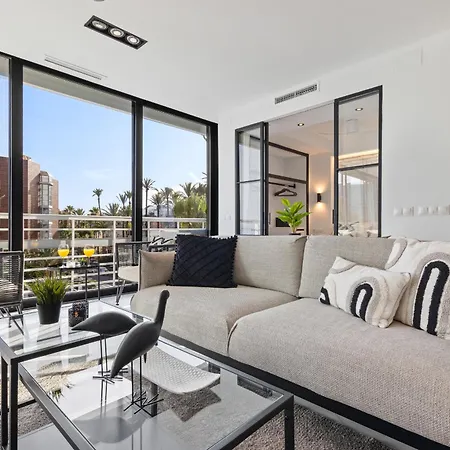 Апартаменти Black And White - Boutique With Sea Views *