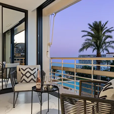 Black And White - Boutique With Sea Views Торремолінос