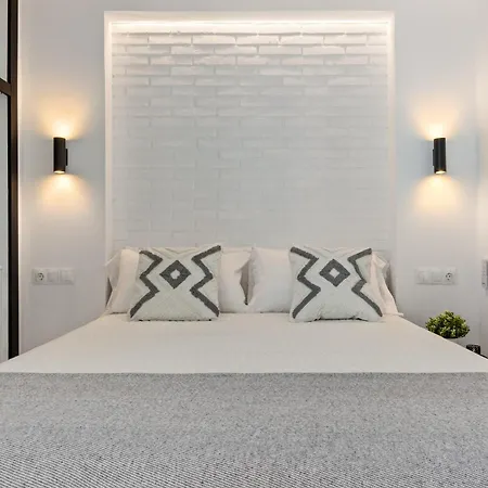 Black And White - Boutique With Sea Views Апартаменти