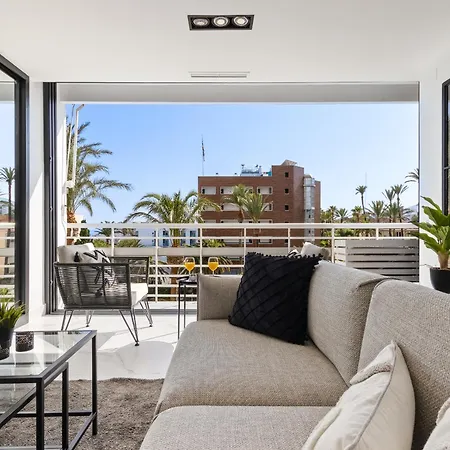 Black And White - Boutique With Sea Views Апартаменти