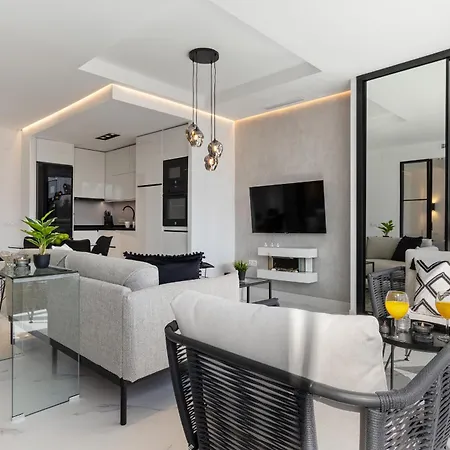 Black And White - Boutique With Sea Views Apartament *