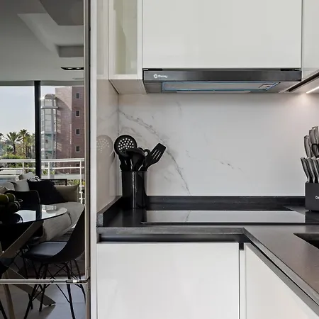 Black And White - Boutique With Sea Views 托雷莫利诺斯