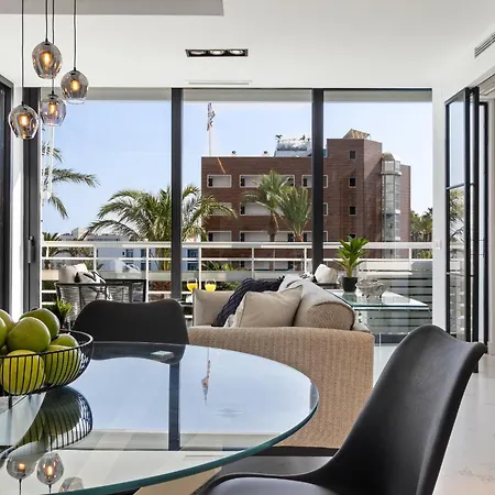 Black And White - Boutique With Sea Views * 托雷莫利诺斯